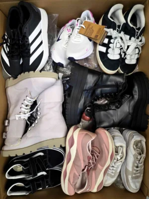 The photo shows a package with footwear in the category CSU.