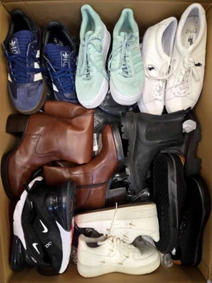 The photo shows a package with footwear in the category CSU.