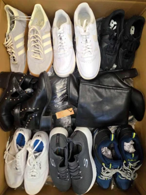 The photo shows a package with footwear in the category CSU.