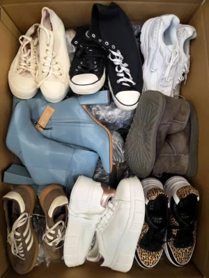 The photo shows a package with footwear in the category CSU.