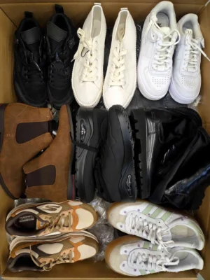 The photo shows a package with footwear in the category CSU.