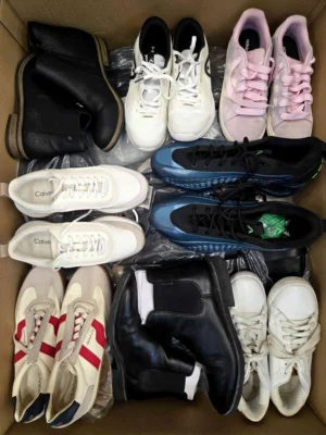 The photo shows a package with footwear in the category CSU.