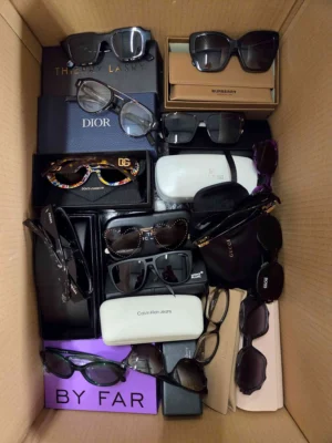 The photo shows a package with clothing in the category B.