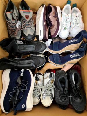 The photo shows a package with footwear in the category SH.