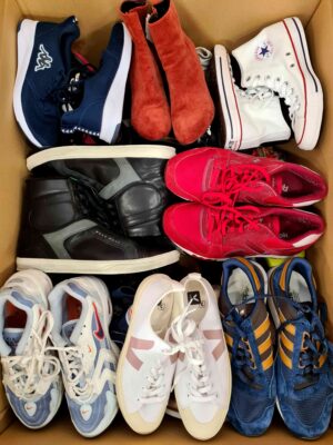 The photo shows a package with footwear in the category SH.