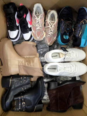 The photo shows a package with footwear in the category CSU.
