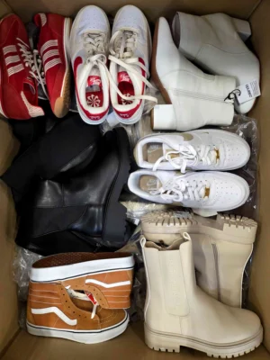 The photo shows a package with footwear in the category CSU.