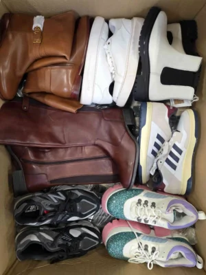The photo shows a package with footwear in the category CSU.