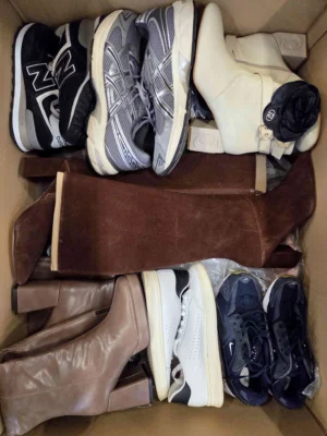 The photo shows a package with footwear in the category CSU.