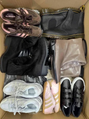 The photo shows a package with footwear in the category CSU.