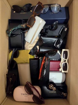 The photo shows a package with clothing in the category B.