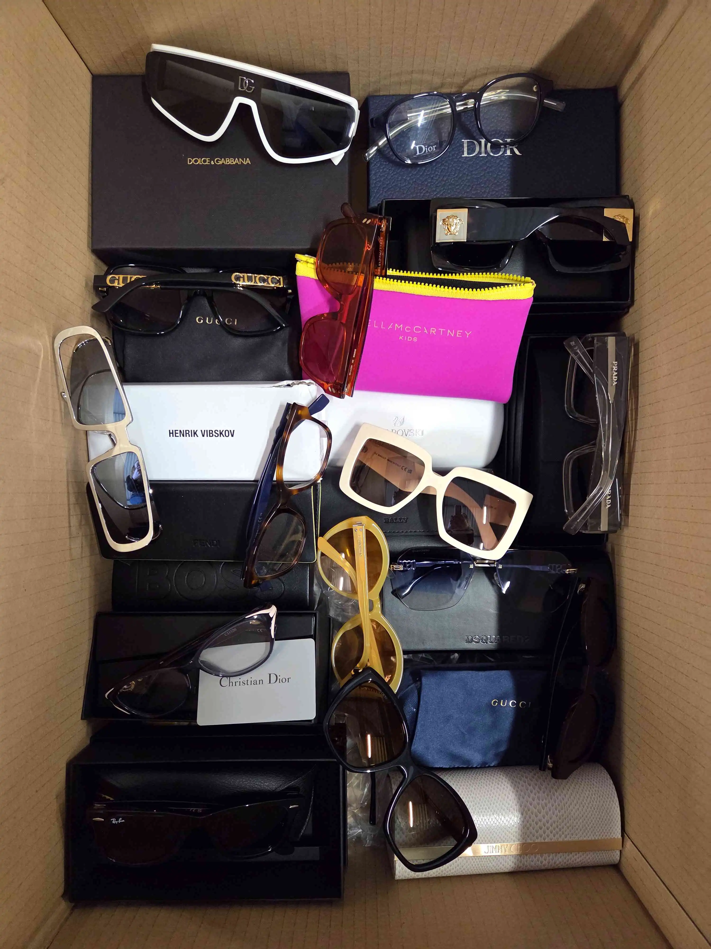 BG112 3 The photo shows a package with clothing in the category B.