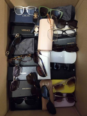 The photo shows a package with clothing in the category B.