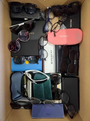 The photo shows a package with clothing in the category B.