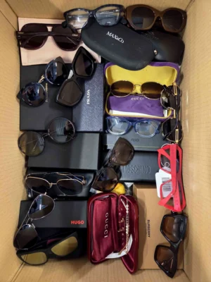 The photo shows a package with clothing in the category B.