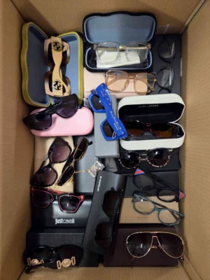 The photo shows a package with clothing in the category B.