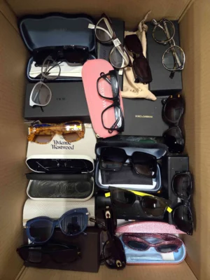 The photo shows a package with clothing in the category B.