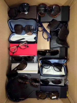 The photo shows a package with clothing in the category B.