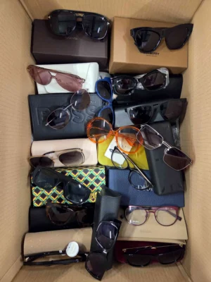 The photo shows a package with clothing in the category B.