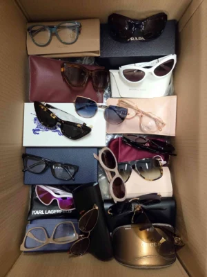 The photo shows a package with clothing in the category B.