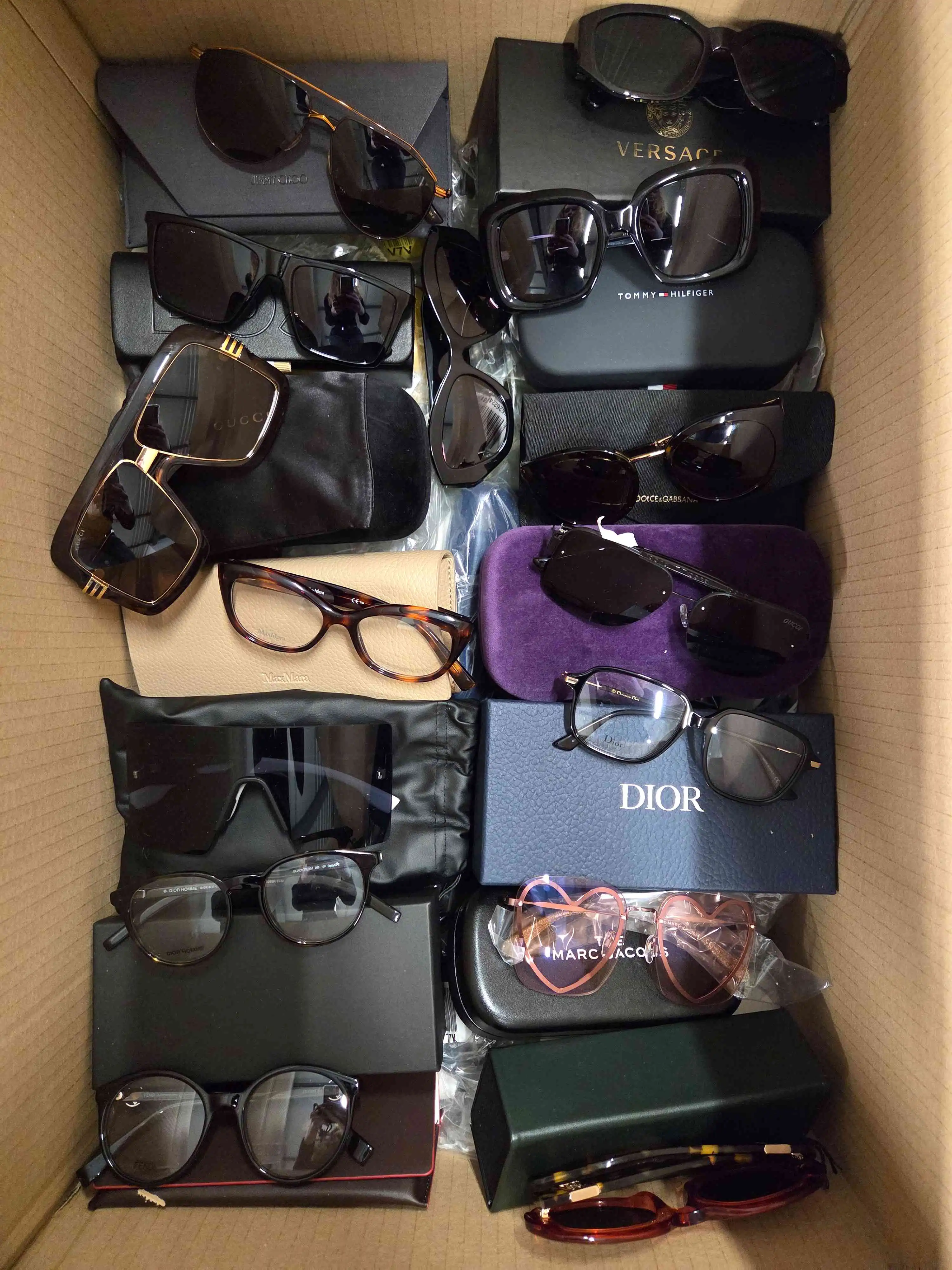 BG128 3 The photo shows a package with clothing in the category B.