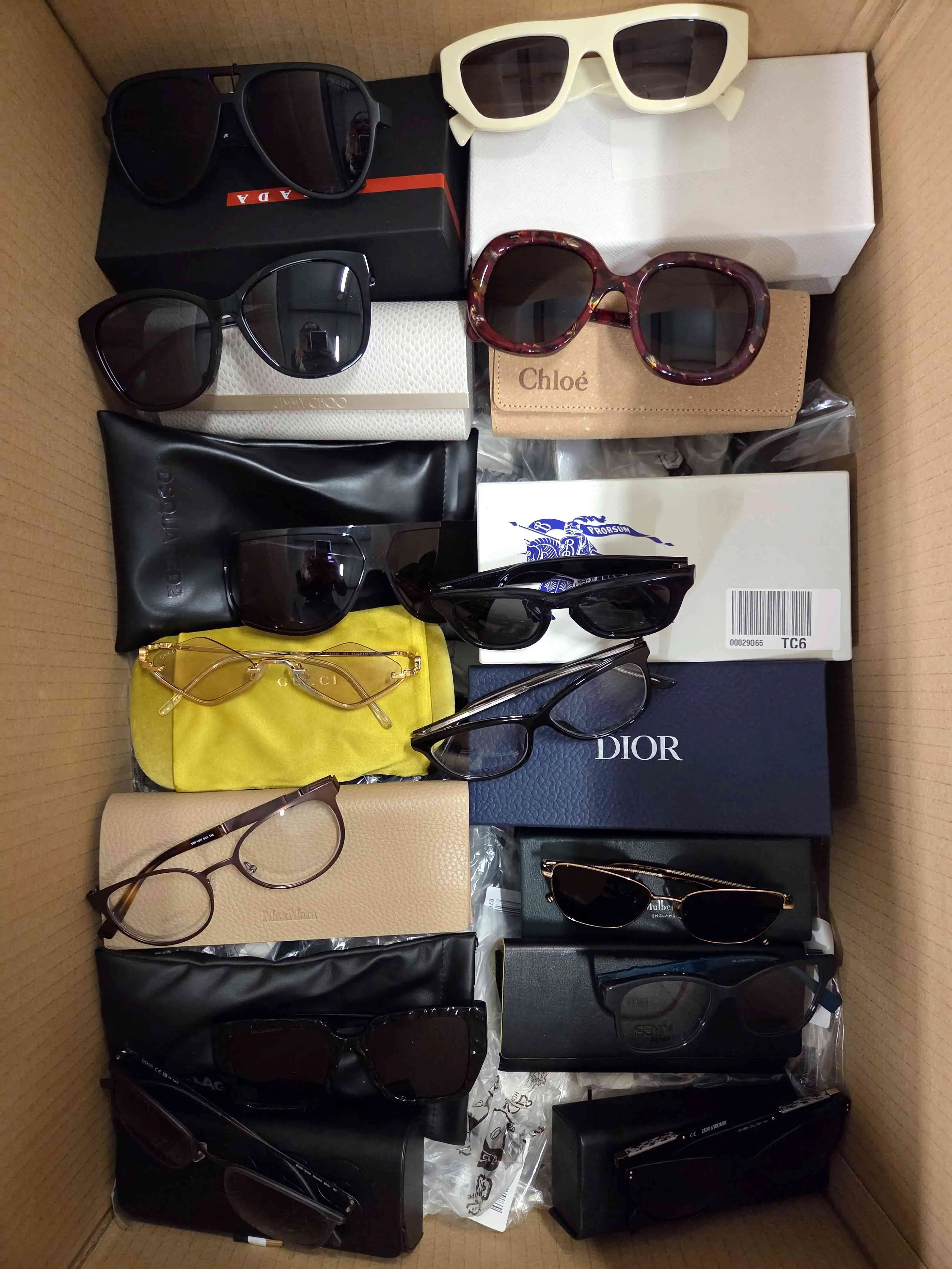 BG129 3 The photo shows a package with clothing in the category B.