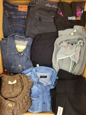 The photo shows a package with clothing in the category U.