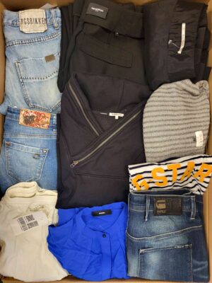 The photo shows a package with clothing in the category U.
