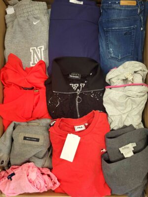 The photo shows a package with clothing in the category U.