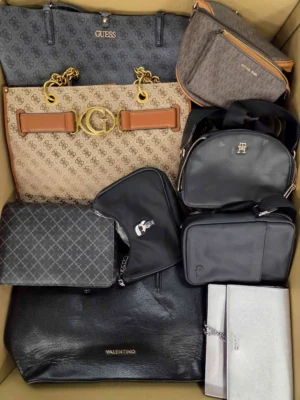 The picture shows a package with accessories in the category HC.