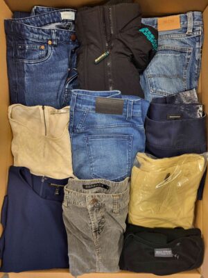 The photo shows a package with clothing in the category U.
