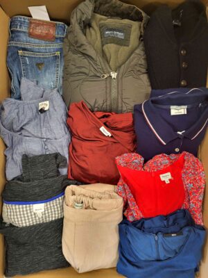 The photo shows a package with clothing in the category U.