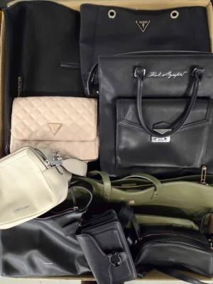 The picture shows a package with accessories in the category HC.