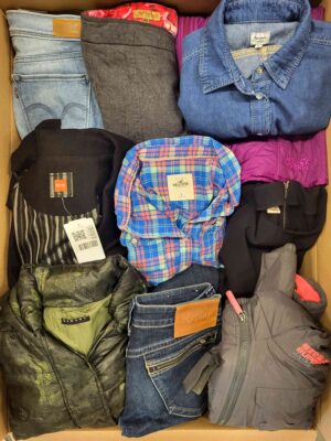 The photo shows a package with clothing in the category U.