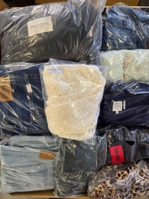 The photo shows a package with clothing in the category C.