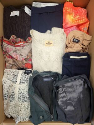 The photo shows a package with clothing in the category U.