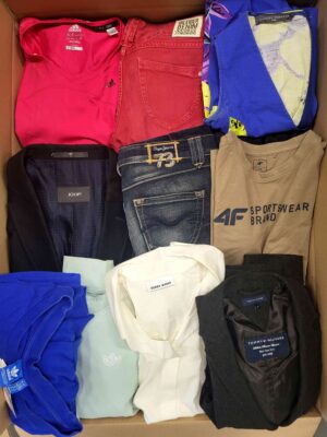 The photo shows a package with clothing in the category U.