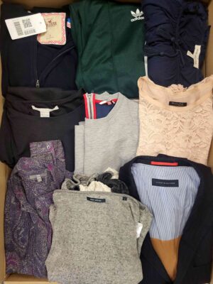 The photo shows a package with clothing in the category U.
