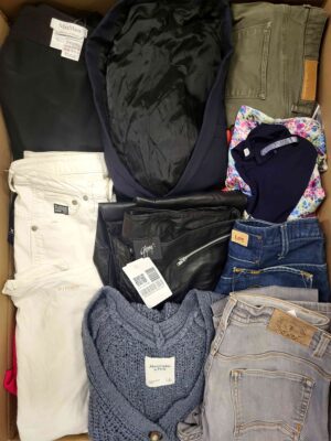 The photo shows a package with clothing in the category U.