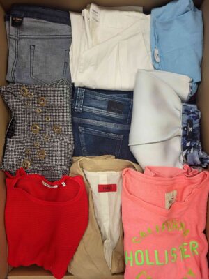 The photo shows a package with clothing in the category U.