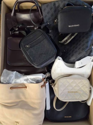 The picture shows a package with accessories in the category HC.