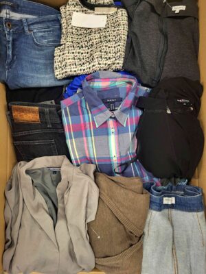 The photo shows a package with clothing in the category U.