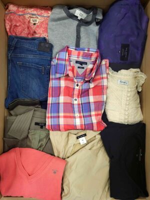 The photo shows a package with clothing in the category U.