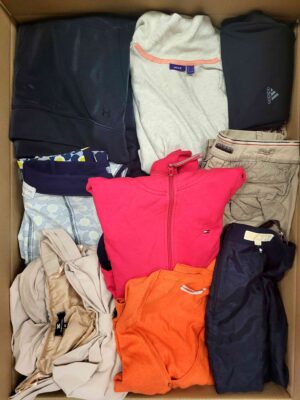The photo shows a package with clothing in the category U.