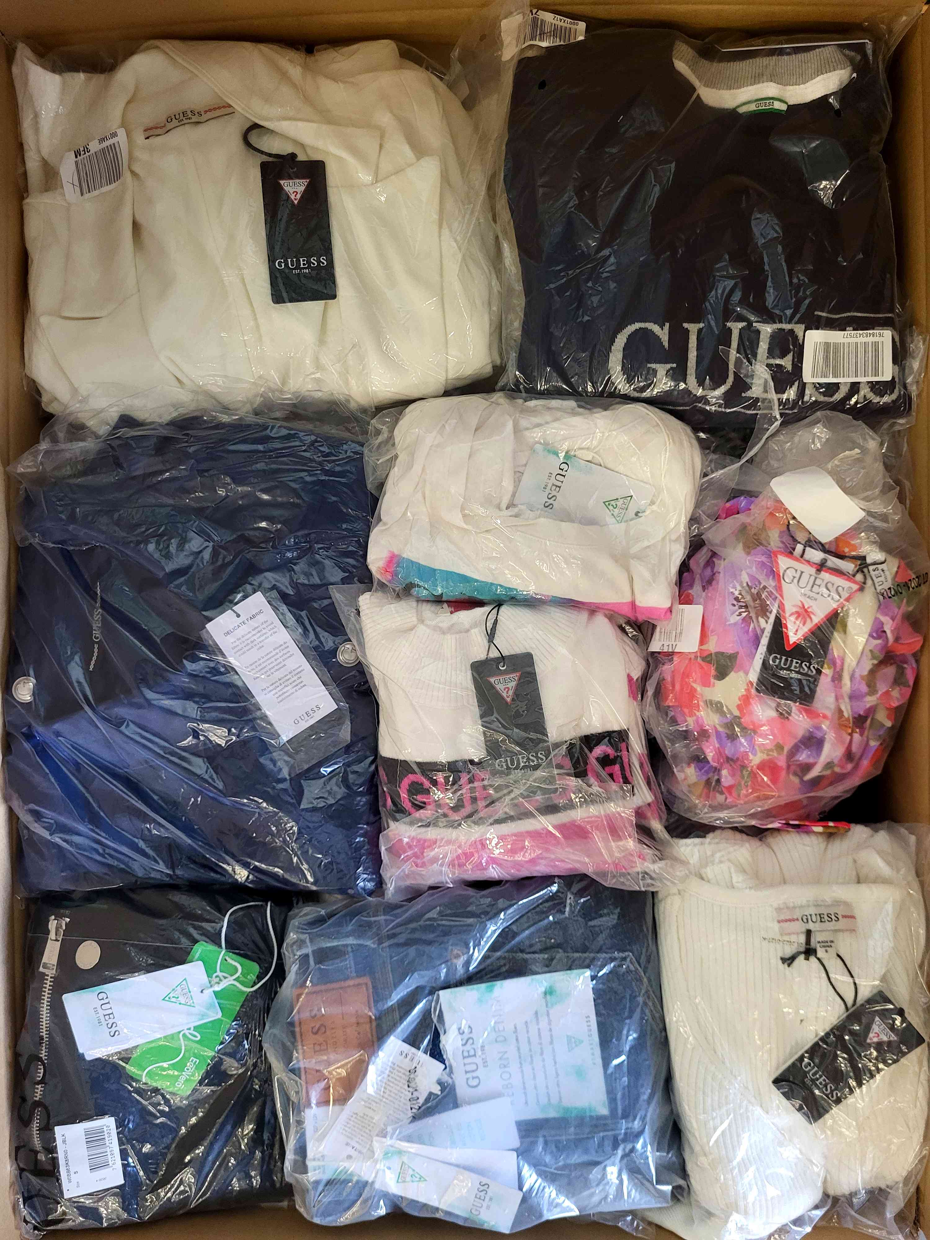 GB176 3 The photo shows a package with clothing in the category B.