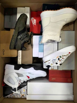 The photo shows a package with footwear in the category BS.