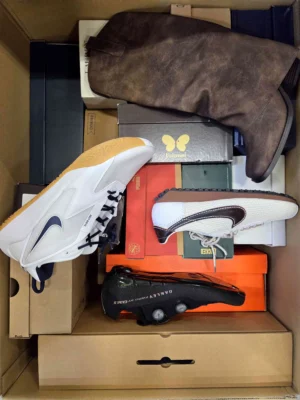 The photo shows a package with footwear in the category BS.