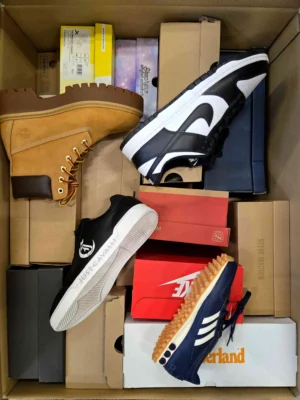 The photo shows a package with footwear in the category BS.