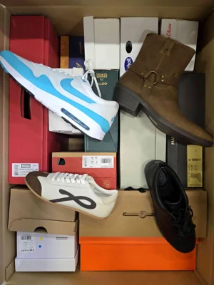 The photo shows a package with footwear in the category BS.