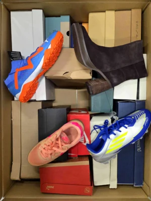 The photo shows a package with footwear in the category BS.